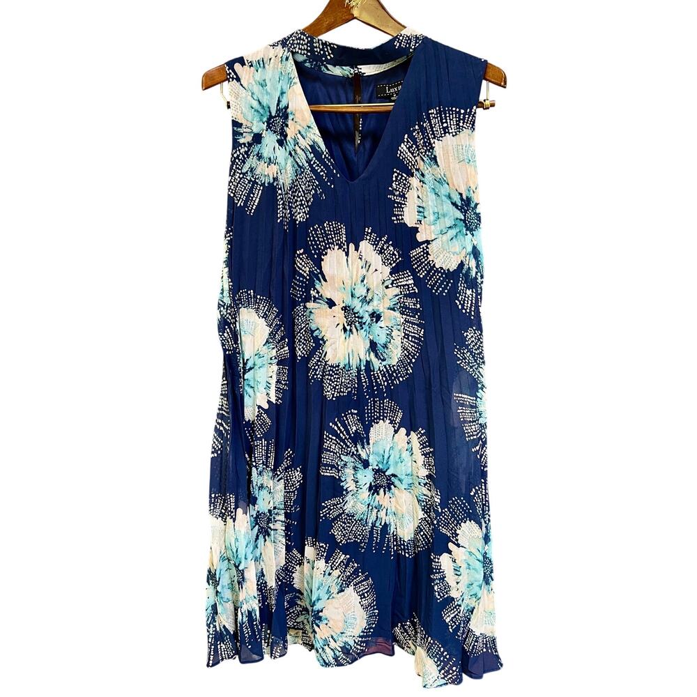 Lux II V-neck Pleated Shift Dress with Choker Neckline Flowy Feminine Mini W16